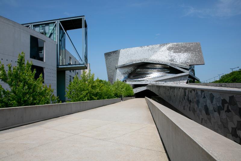 Intérieur de la Grande Salle de la Philharmonie de Paris remplie de public avant un concert symphonique